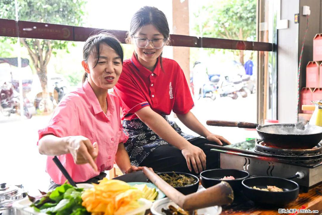 全网追的“扁担女孩”，找了一份暑假工，时薪12元 - 阿克苏生活资讯 - 阿克苏28生活网 aks.28life.com