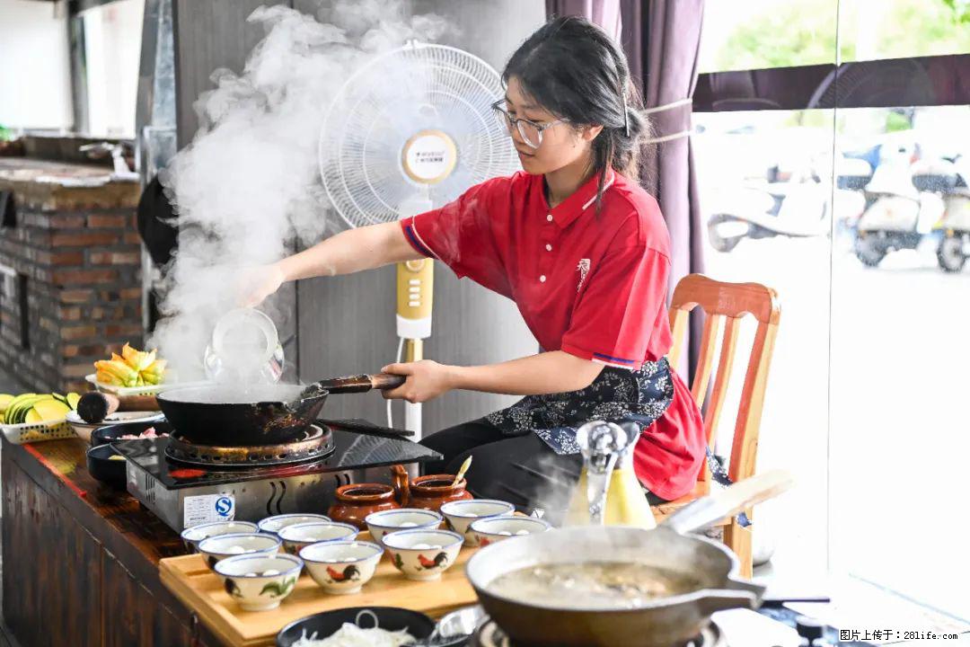 全网追的“扁担女孩”，找了一份暑假工，时薪12元 - 阿克苏生活资讯 - 阿克苏28生活网 aks.28life.com